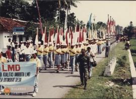 Pelaksanaan Kirab keliling dalam rangka peringatan LMD diikuti oleh seluruh siswa dengan membawa ...