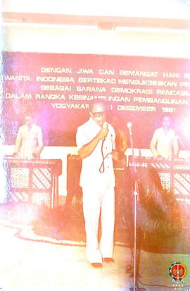 Bapak Heri Susanto, menyanyi diiringi musik Kulintang oleh ibu-ibu pada acara peringatan Hari Ibu...
