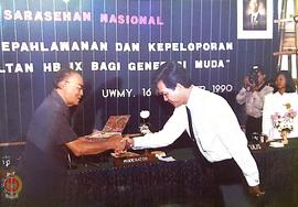 Sri Sultan HB X memberikan cinderamata kepada Paku Alam VIII dilanjutkan jabattangan