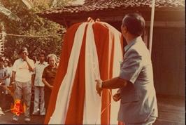 Penarikan selubung tetenger tanda diresmikannya Tetenger kedua oleh Supardjo Rustam.