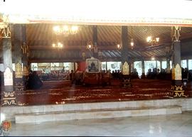 Tampak dari depan foto Penobatan Sri Sultan HB IX diletakan di depan peti jenasah