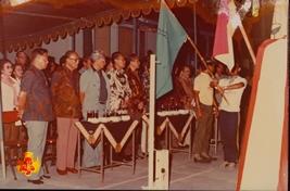 Pembawa bendera dan tandu duplikat siap di depan tamu kehormatan.