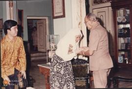 Penjabat Gubernur DIY Sri Paduka Paku Alam VIII mengucapkan selamat kepada seorang wanita Pengusa...