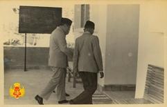 Tiga pejabat Kementerian Agama memasuki ruang pertemuan.