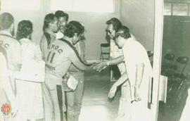 Bapak Kepala Dinas Sosial menyalami seorang atlet yang dikirim ke POR YPOC