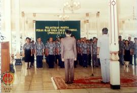 Dari arah belakang, Seorang pejabat didampingi Pejabat Gubernur DIY Paku Alam VIII sedang memimpi...