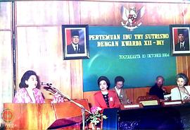 Ibu Try Sutrisno sedang berpidato di hadapan peserta Kwarda Propinsi DIY