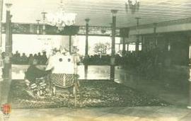 Jenazah Kray. Tjiptomurti tampak disemayamkan di Bangsal Kencono, Kraton Yogyakarta (foto tampak ...