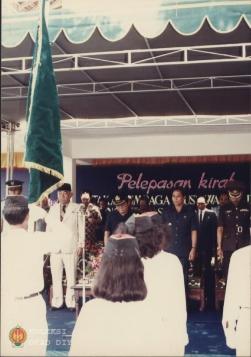 Penyerahan bendera panji-panji LMD oleh petugas kepada Inspektur Upacara Drs. Suprastowo, Sekwild...