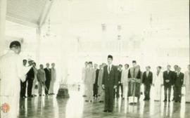 Wakil Gubernur DIY Sri Paduka Paku  Alam VIII sedang melantik Drs. Sudaryanto menjadi Kepala Deppen