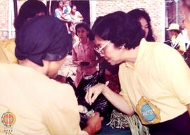Ibu Pejabat Departemen sosial sedang melihat pameran, setelah acara peringatan HKSN.