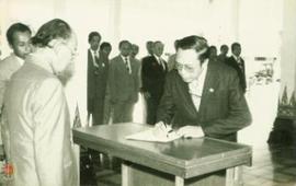 Wakil Gubernur Kepala Daerah Prop. DIY Sri Paduka Paku  Alam VIII sedang menyaksikan penandatanga...