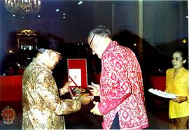 Pejabat Gubernur DIY Sri Paduka Paku Alam VIII sedang menjelaskan cindera mata dalam bentuk Logo ...