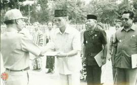 Wakil Kepala Daerah Prop. DIY Sri Paduka Paku Alam VIII sedang menyerahkan buku Register Sertifik...
