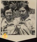 Dua orang wanita angota Pramuka saling merangkul.