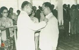 Wakil Gubernur sedang menyematkan Satya Lencana