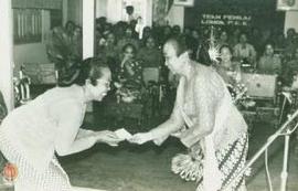 KRAY. Pintoko Purnomo saat menyerahkan bingkisan kepada Ketua PKK di Sewon Bantul