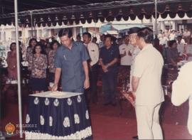 Sri Sultan HB X  hendak memencet tombol tanda Peresmian Pembangunan dan Purna Pugar Pasar Beringh...