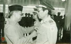 Wakil Jaksa Agung menyematkan tanda jabatan kepada pejabat baru pada acaraserah Terima Kejaksaan ...