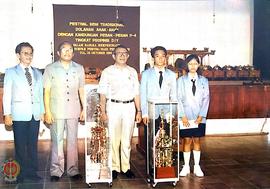 Para juara lomba Festival Seni Tradisional Dolanan Anak-anak kandungan P-4 foto bersama, tampak D...