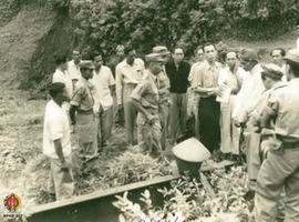 Major Prodjosumitro beserta rom-bongan terdiri dari Kepala Djawatan Pengairan, Kehewanan, Pertani...