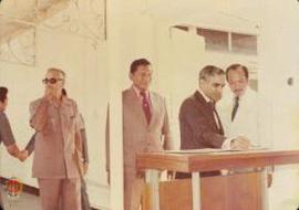 Tamu Sri Langka (Rupa Kas Ren Ana Lake) memberikan tanda tangan didampingi oleh Kepala Kepala Pro...