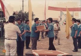 Penyerahan bendera merah putih oleh Bupati Sleman, Drs. Samirin kepada Perwakilan dari Karang Tar...