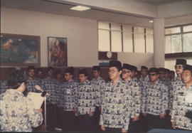 Peserta upacara dengan sikap sempurna sedang mendengarkan sambutan dan pengarahan dari Sekwilda P...