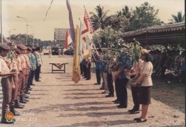 Para pramuka dan karang taruna setelah menerima bibit penghijauan pada Upacara Pekan Penghijauan ...
