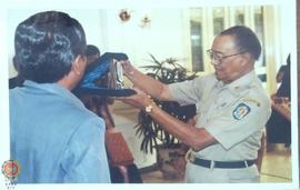 Tampak Pejabat Gubernur DIY Paku Alam VIII sedang Menerima cindera mata dari Provinsi Jatim