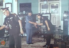 Kapolda Jateng dan DIY sedang berjabat tangan dengan Sri Paduka Paku Alam VIII untuk berpamitan