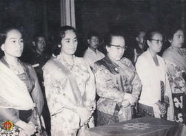 Ibu Soedirman beserta rombongan, mengheningkan cipta mengenang dan mendoakan pahlawan yang telah ...