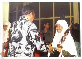 Peserta lomba sedang menerima hadiah piala dan uang pembinaan dari Kepala BP 7 Pronvinsi DIY.