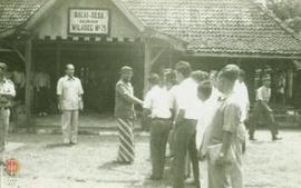 Wakil Gubernur DIY Sri Paduka Paku  Alam VIII sedang bersalaman untuk berpamitan dengan warga Kel...