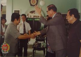 Pimpinan beserta rombongan Organisasi Perburuhan Cina berpamitan. Tampak pimpinan rombongan sedan...