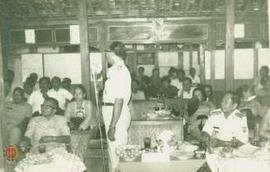 Wakil Gubernur DIY Sri Paduka Paku  Alam VIII sedang melakukan tanya jawab dengan warga Gunung Ki...