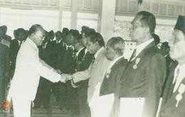 Wagub DIY berjabat tangan mengucapkan selamat kepada penerima penghargaan