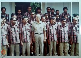 Para Kepala Desa dari Timor-Timur berfot bersama Pejabat Gubernur DIY Sri Paku Alam VIII di depan...