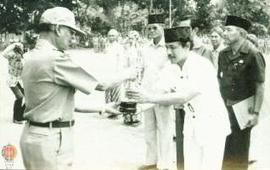 Wakil Kepala Daerah Prop. DIY Sri Paduka Paku Alam VIII sedang menyerahkan piala kepada salah seo...