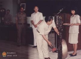 Drs. Suprastowo Sekwilda Propinsi DIY didampingi Hadidarmodjo, SH, Asisten Bidang Kesra dan Ir. K...