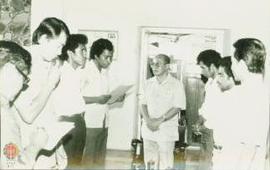 Wakil TKS BUTSI sedang membacakan pernyataan di depan Setwilda Propinsi DIY Drs. Sumijan