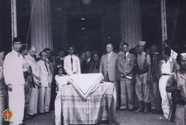 Panglima Besar Jenderal Soedirman (mengenakan jas hitam), Mgr Soegijopranoto (mengenakan jubah) b...