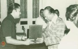 Wakil Kepala Daerah Propinsi DIY Sri Paduka Paku Alam VIII saat menerima cinderamata dari  Pengur...
