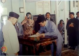 Salah satu pengurus Dewan Komisaris BPD DIY, R. Widagdo sedang menandatangi Berita Acara Pelantik...
