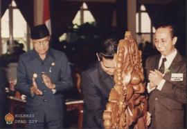 Wakil Presiden RI Tri Sutrisno membuka acara Pertemuan dengan memukul gong didampingi oleh Penjab...