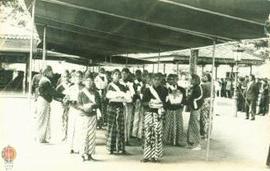 Para abdi dalem pembawa tabur bunga pengiring jenazah KRay. Tjiptomurti berhenti sejenak merapika...