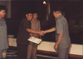 Jabat tangan Ketua DPRD Propinsi DIY, Sudarno Setoprajoko dengan Penjabat Gubernur DIY Sri Paduka...