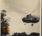 Helikopter yang ditumpangi penerjun payung sedang berada di atas perkemahan