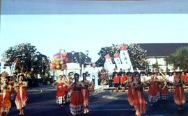Tarian massal yang dibawakan oleh para remaja putri turut memeriahkan pembukaan FKY III