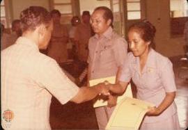 Drs. Sugiyono Kepala Biro Pemerintah memberi ucapan selamat kepada peserta dalam acara penyerahan...